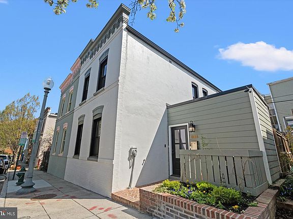 3rd image of 629 Pickford Pl NE
