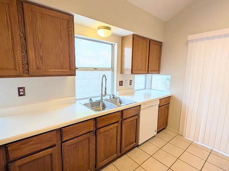 2325 E Lakecrest Dr — Photo 9