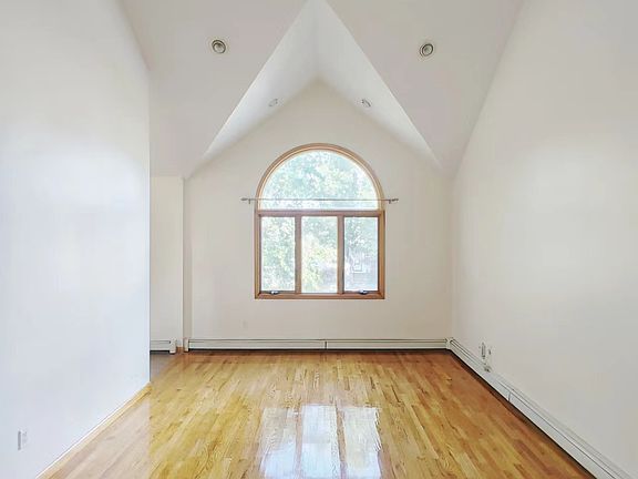 3rd image of 226 Princeton Ave #2FL