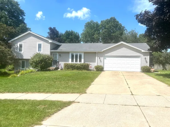 1421 Hollow Ridge Dr NE, Rockford, MI 49341