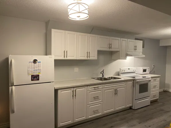 94 Bishop Dr #B, Barrie, ON L4N 7P4
