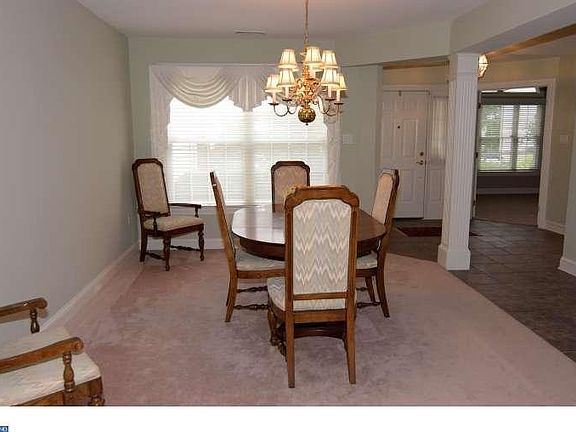 View of foyer/entry from DR