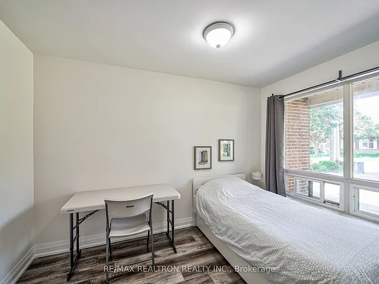50 Axsmith Cres — Photo 18