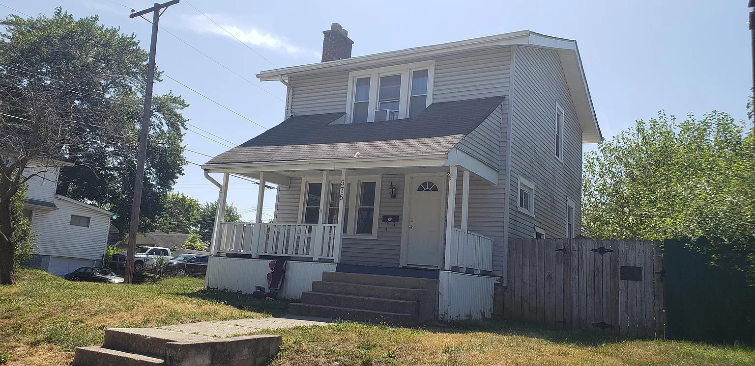 575 S Oakley Ave photo 1