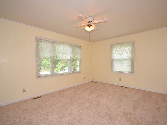 3rd image of 718 Fleetwood Dr