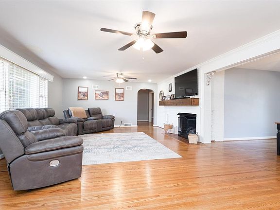 4th image of 2219 Griffith Ave