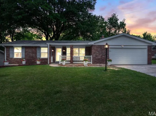 208 Canary Ln, Saint Charles, MO 63301