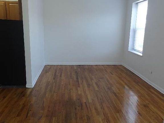 3rd image of 4507 N Malden St Unit 1B