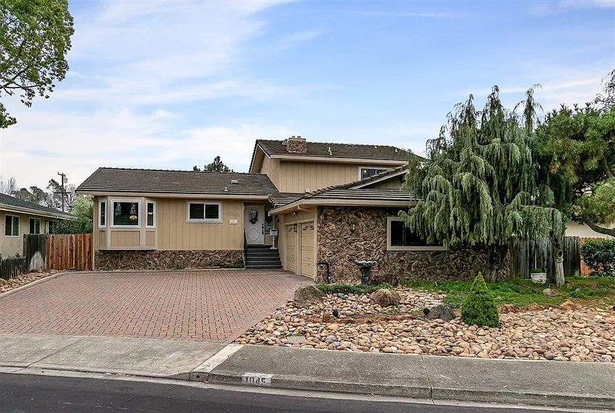 1045 Sherry Way photo 1