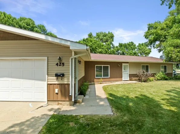 425 Cedon Dr, Minot, ND 58703