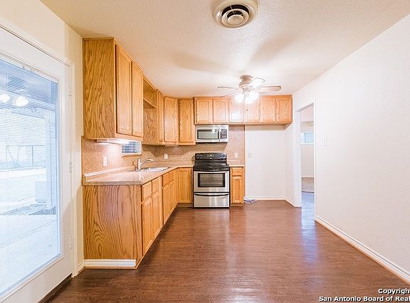 3rd image of 605 Bowen St