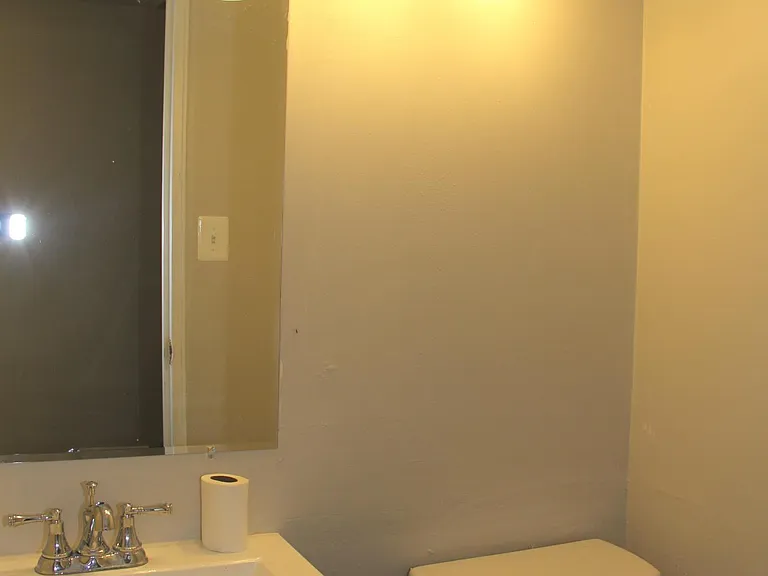 218 Centre Ave — Photo 9