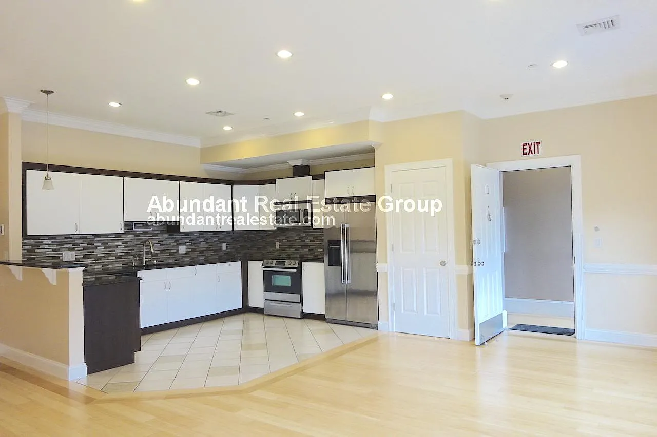 2 bed, 1.0 bath, 1030 sqft, $2,850 — Photo 2