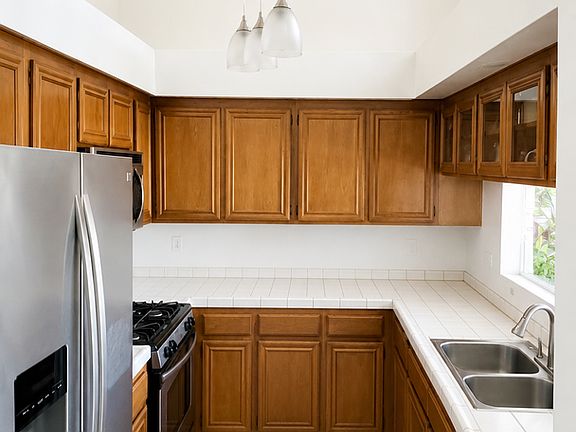 4th image of 825 Warwick Ave