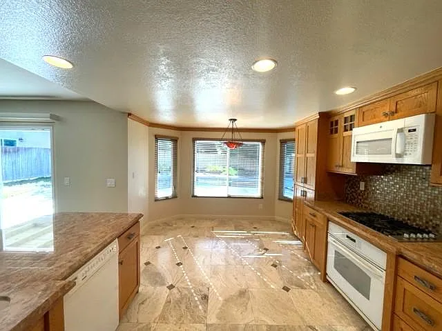 5 bed, 2.5 bath, 2766 sqft, $5,600 — Photo 4
