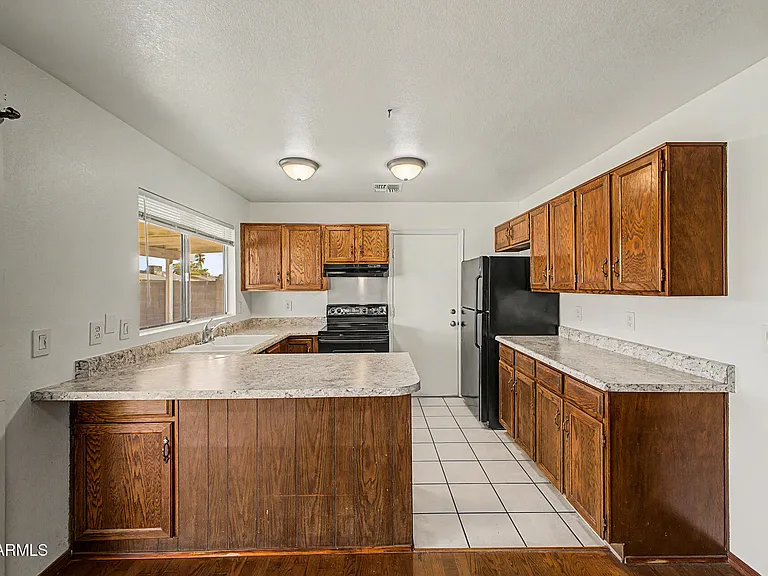 1455 W Mohawk Ln — Photo 8