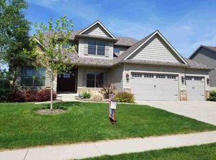 4018 Wyndham Dr, Bettendorf, IA