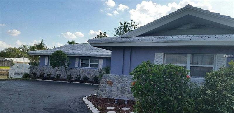1st image of 903 Oakwood Dr