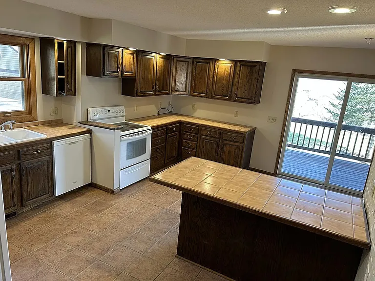 341 Parker Ave E — Photo 3