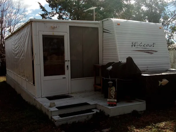 147 Owens Dr, Sneads Ferry, NC 28460