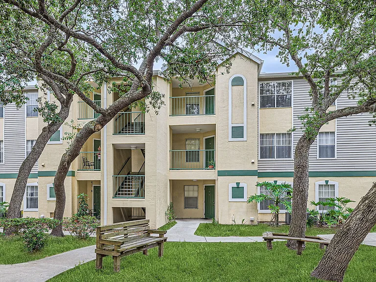 Golden Oaks — Photo 1