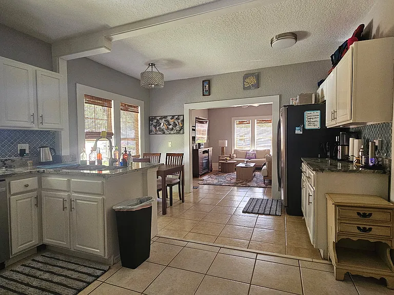 1628 S Grove St — Photo 1