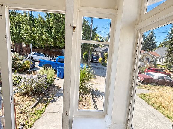 3rd image of 5306 9th Ave NE
