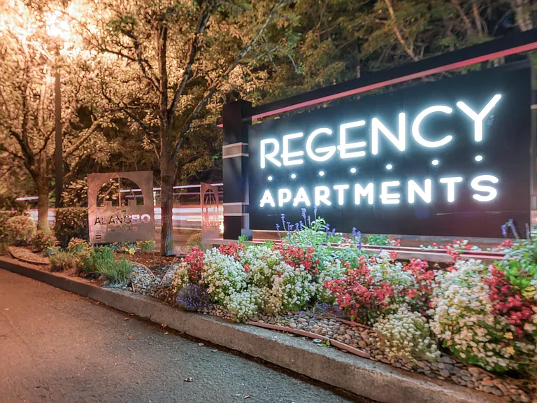Regency Apartments — Photo 17