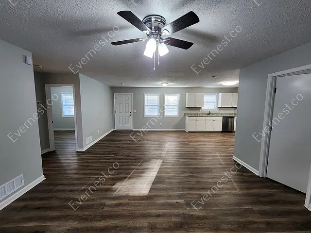 715 W Creek Cir