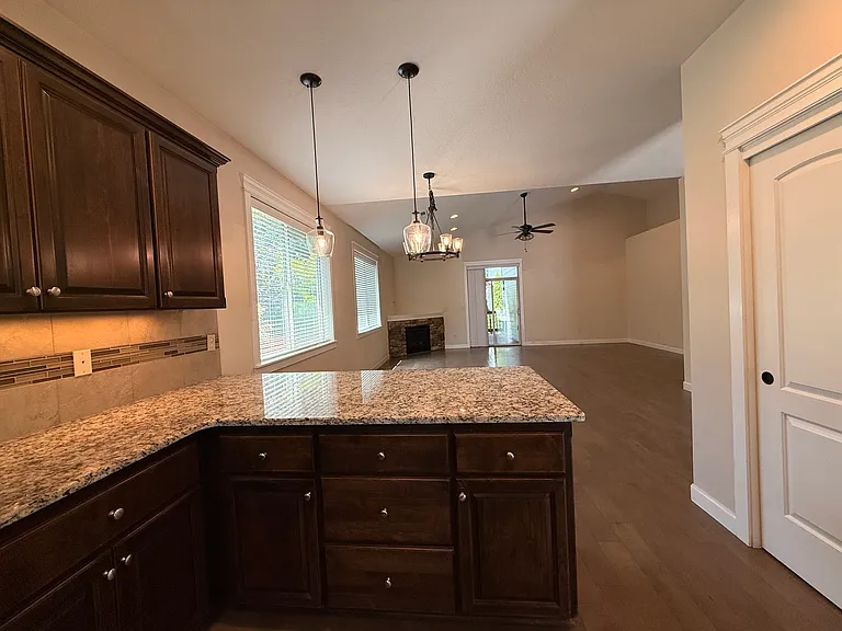2626 NE Hawthorne Cir — Photo 7