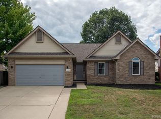 19108 Red Oak Ln, Brownstown, MI 48193