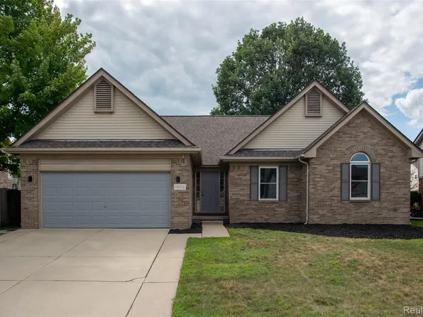 19108 Red Oak Ln, Brownstown, MI 48193