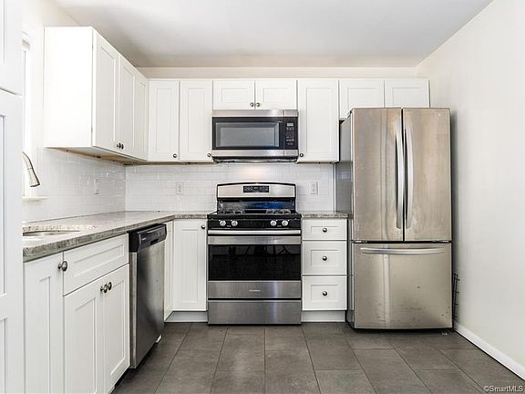 3rd image of 980 Shippan Ave #2B