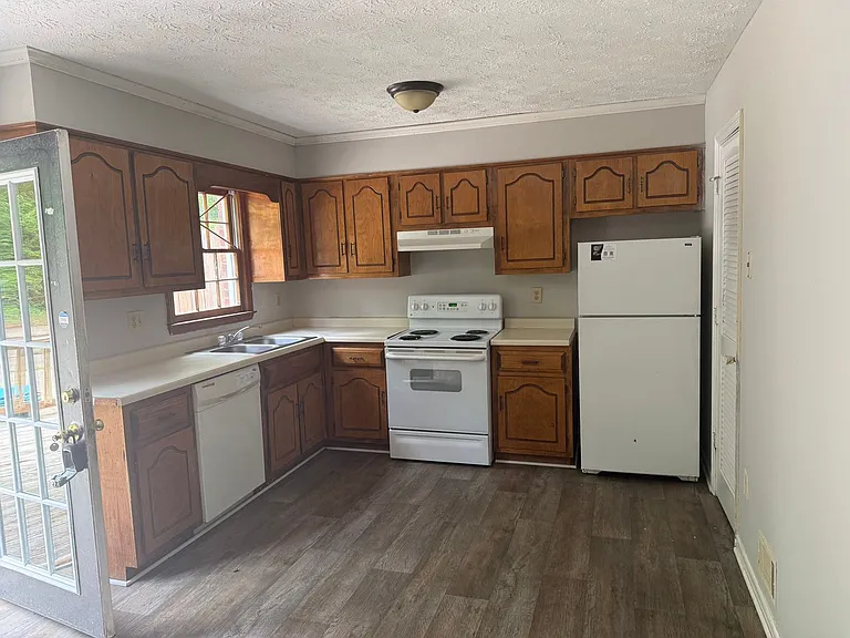 208 Highland Park Drive — Photo 2