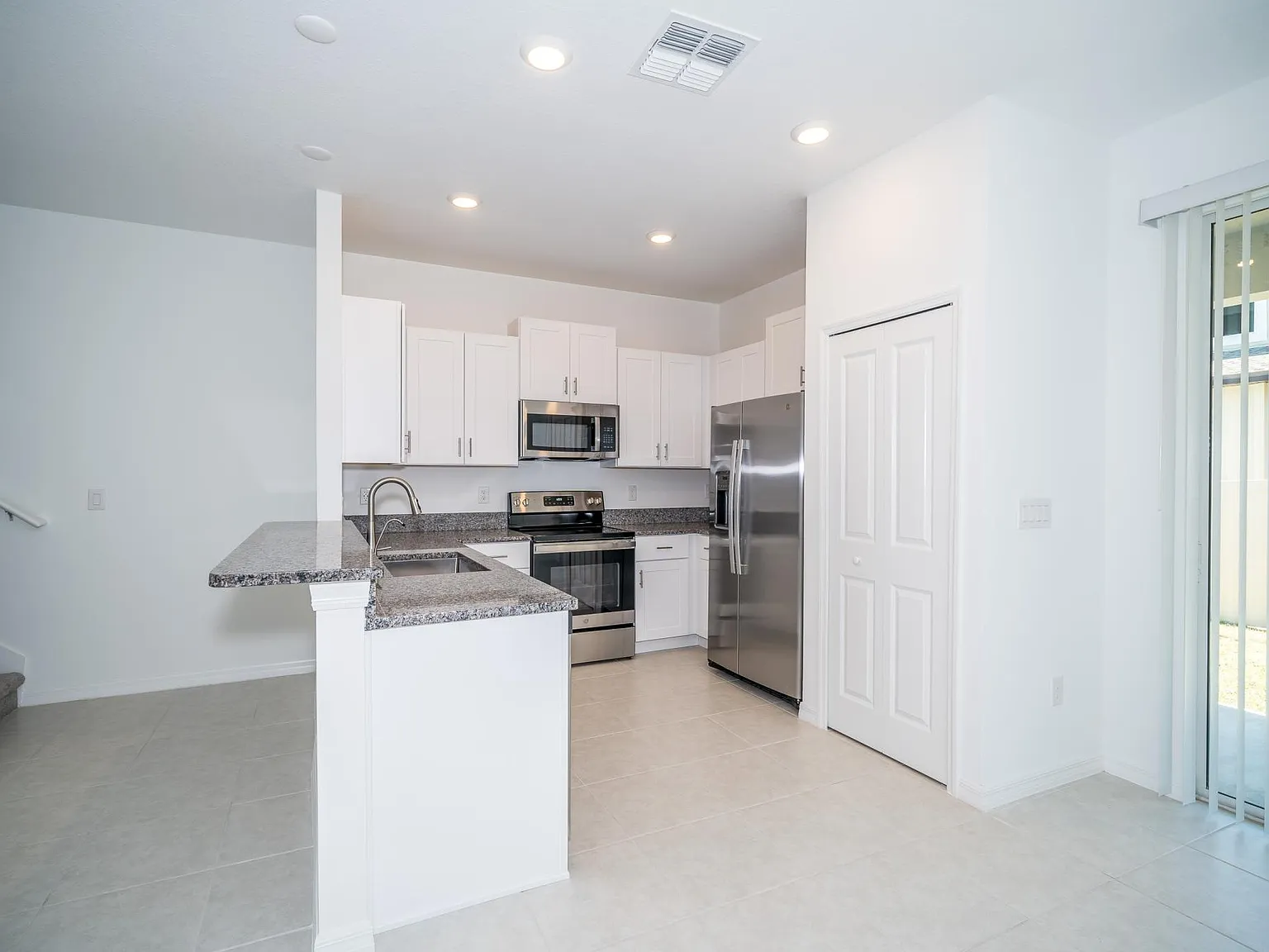 3 bed, 2.5 bath, 1666 sqft, $1,995 — Photo 4