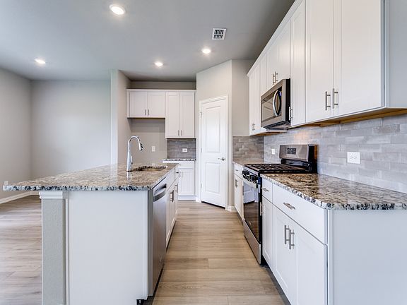 5th image of 708 McKenna Dr