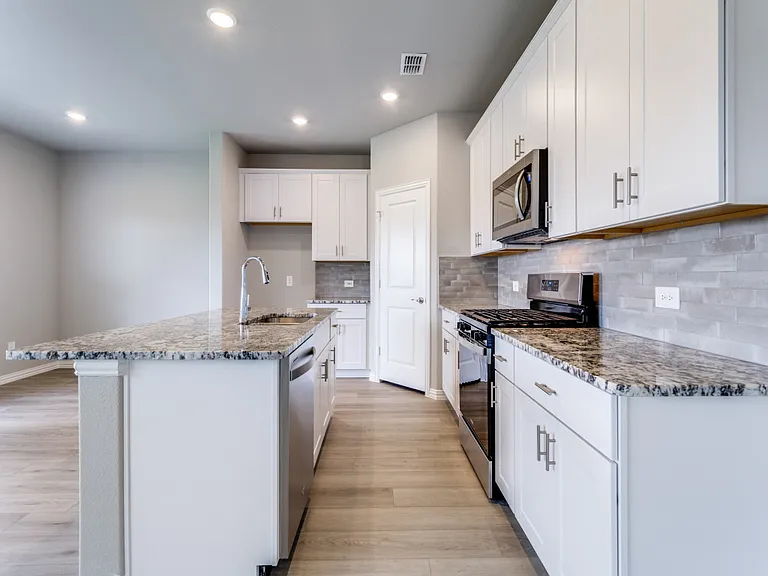 708 McKenna Dr — Photo 10
