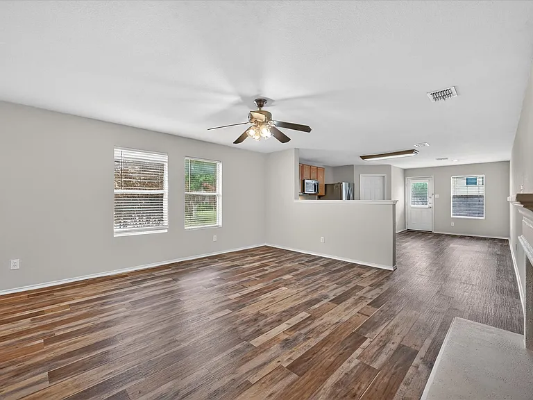 1201 Lambert Dr — Photo 5