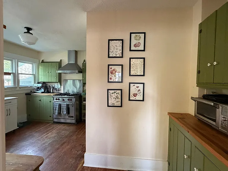 1424 W Franklin St — Photo 10