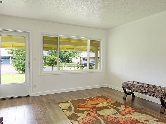 4th image of 509 N Knoxville Way