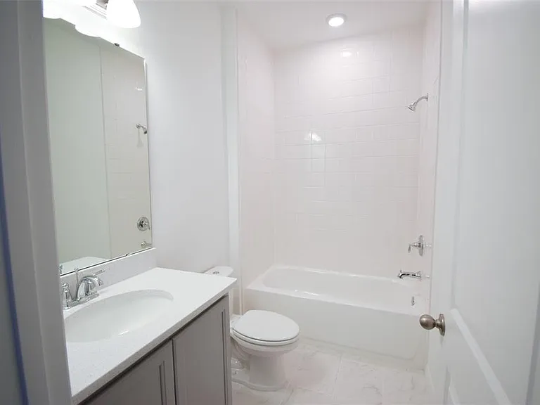 2370 Lancashire St — Photo 27