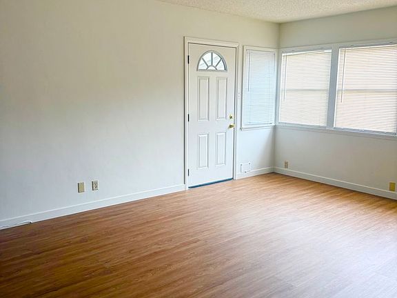 2nd image of 2413-2415 W Carson St