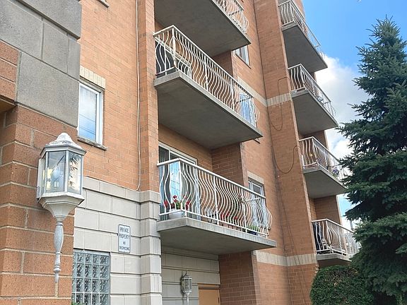 2nd image of 4534 N Cumberland Ave Unit 404