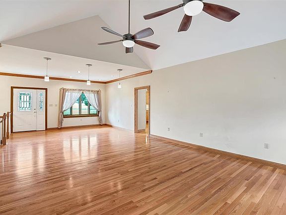 4th image of 214 Indian Prairie Ln
