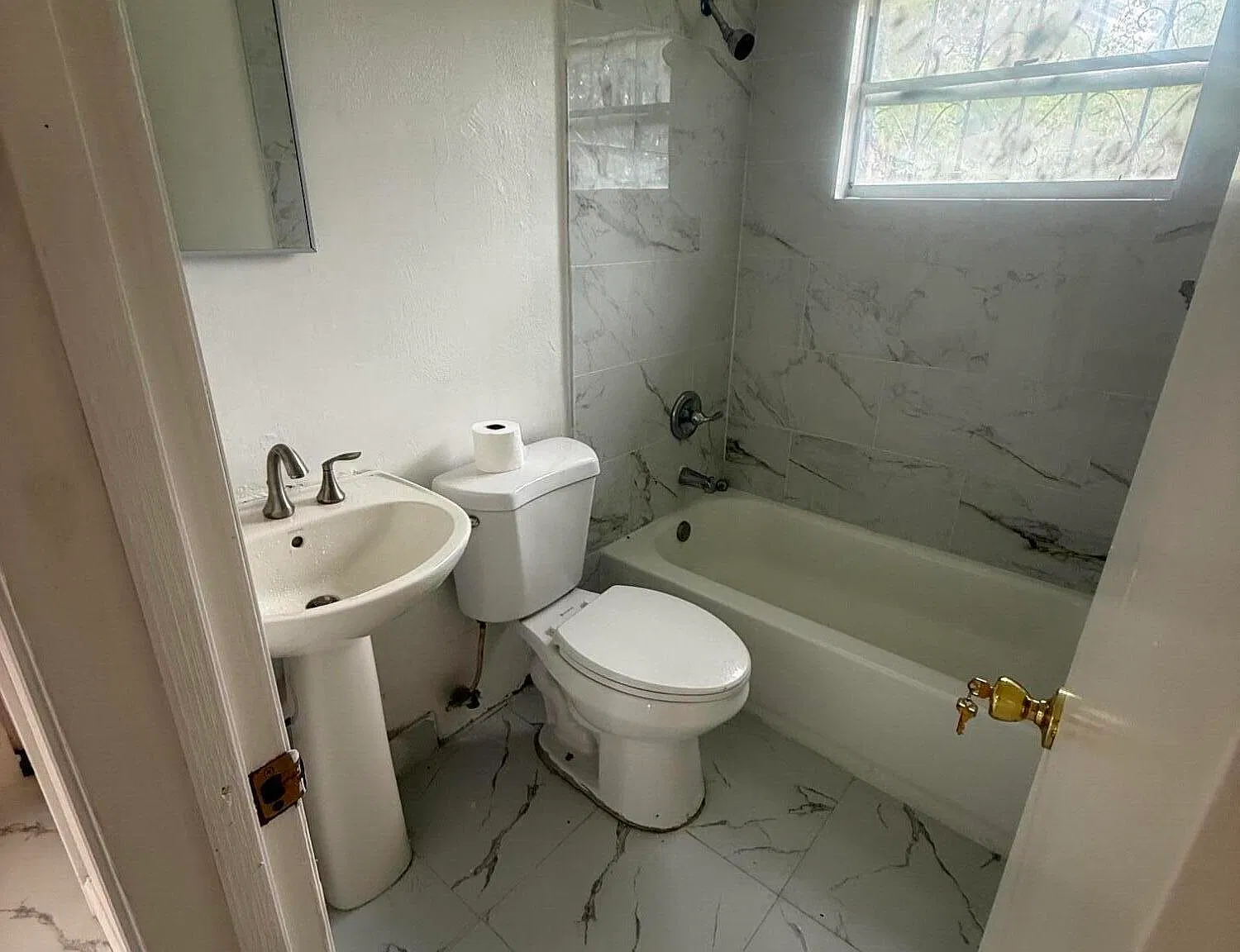 3 bed, 1.0 bath, 1346 sqft, $1,700 — Photo 4