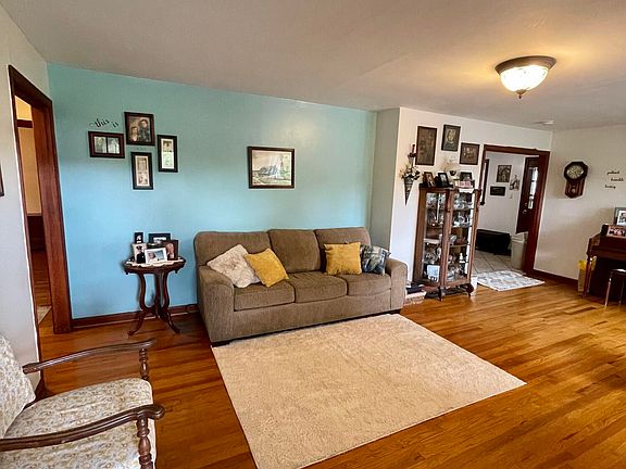3rd image of 522 Elm St