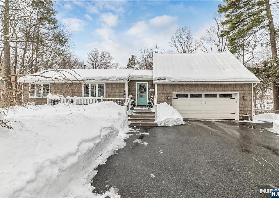 1st image of 87 Fairlawn Dr W