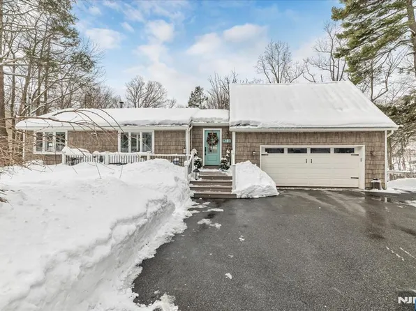 87 Fairlawn Dr W, Hewitt, NJ 07421