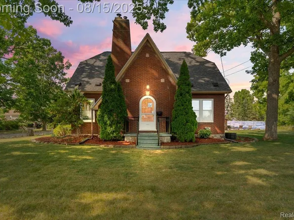 601 1st St, Fenton, MI 48430