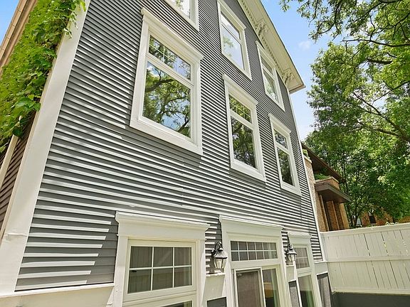 2nd image of 1733 N Hoyne Ave